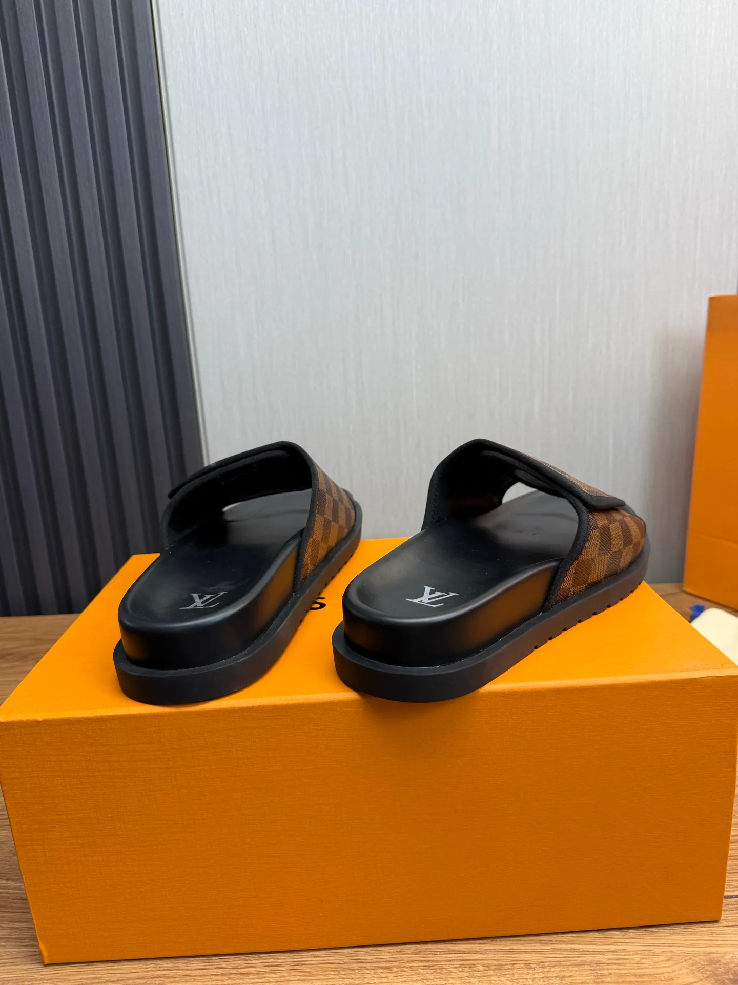 Men's shoes 💰340💰 ▪️LV's popular Little Red Book popular slippers hot sale: 1 shipment✅ Super textured and comfortable slippers, original TPU outsole. Authentic counter box drawer box packaging 🎁Size 38-45